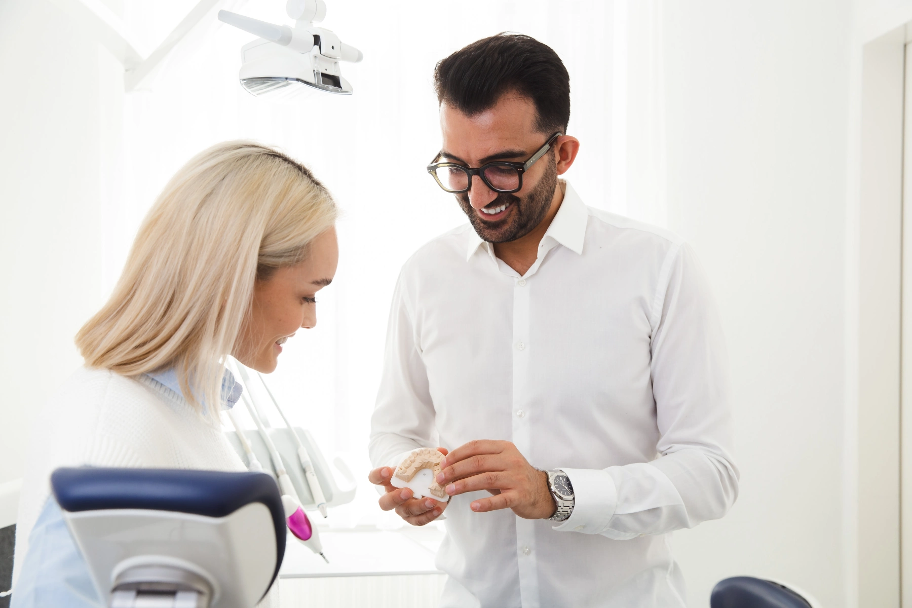 Detailaufnahme eines Zahnimplantats im Modell